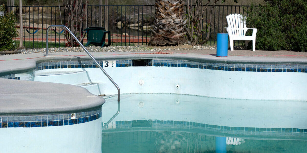 The Advantages of a Partial Drain for Pool Tile Cleaning