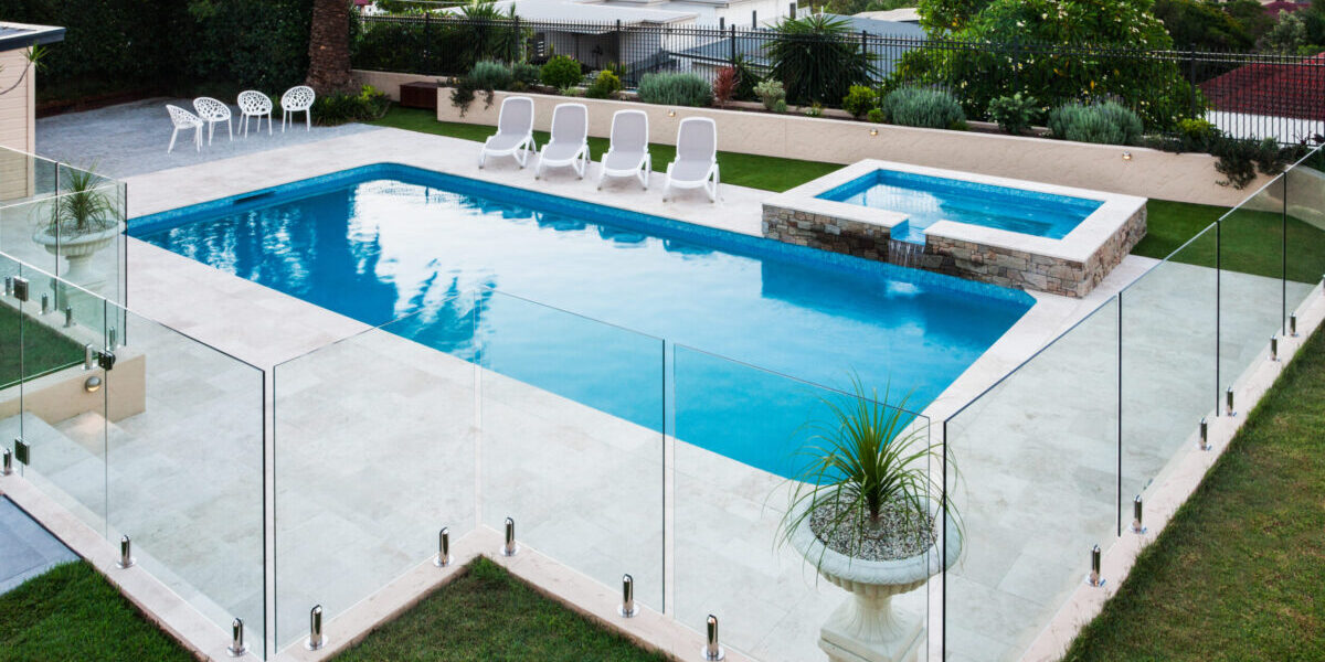 The 4 Benefits to Choosing a Pool Tile Cleaning Specialist Instead of a Pool Cleaner