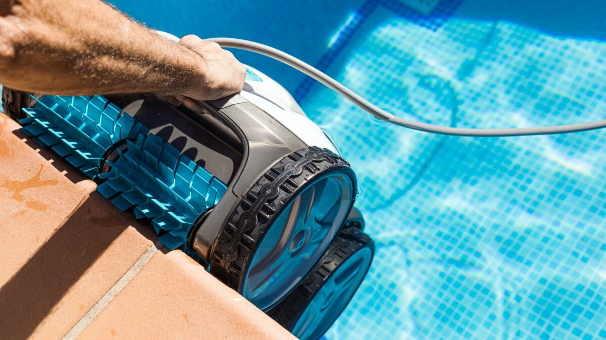 Automating Pool Cleaning: Between Professional Services